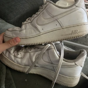 Nike air force 1 - Säljer dom billigt på grund om alla skador 
