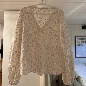 Blus med mönster - Blus från NA-KD, i väldigt gott skick, blommigt mönster på😊