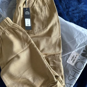 Cargo joggers - Endast testade då jag inte hann skicka tillbaka. Skulle säga små i storleken och korta i benen på mig som är 170 cm.   Katt finns i hemmet! 