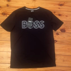 Boss T-shirt  - Helt oanvänd svart boss t-shirt. Bra skick. Priset kan diskuteras