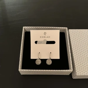 Edblad örhängen  - Edblad örhängen, aldrig använda, silvriga😊