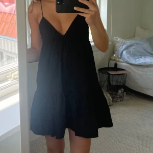 Svart zaraklänning - Säljer denna superfina klänning från zara i storlek xs. 💗