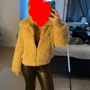 Teddy jacka - Jag säljer mig teddy jacka ifrån Gina då den inte används. Första bilden är från mig, dem andra två ifrån tjejen jag köpte av innan. 