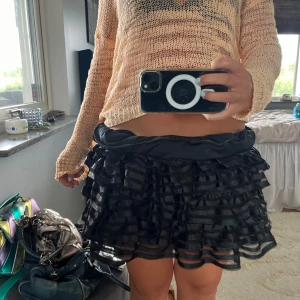 Snygg kjol - Cool volang kjol från hm! Det är storlek L men när passar S-M också🩵På de första bilderna har jag vikt upp den så den blir kort och lowwaist, men man kan ha den som på bild 3 också👍