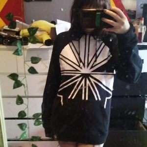 Hoodie - Helt oanvänd men jätte fin och skönt material 