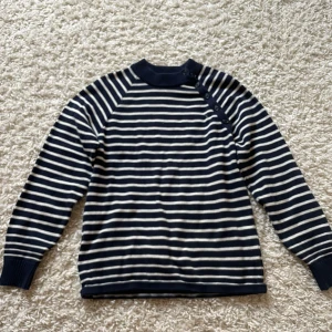 Sött randig tröja  - Jätte fin randig tröja i vit och marinblå, nästan aldrig använd så i ett bra skick🩷🩷ganska liten i storleken💞💞