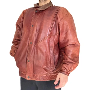 Svensk Vintage Skinnjacka  - I ok skick för sin ålder, se sista bilden för några små hål runt om ena ärmen och ett större hål som har lagats men är synligt. Storlek 52, modellen använder vanligtvis 38. Kan skicka mått vid intresse! 