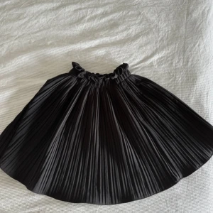 Kjol  - Svart kjol! Jättefin! 