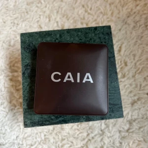 Caia matte bronzer  - En matt bronzer från caia! Den är endas testad med en borste, jag lyckades inte få till det att funka i min sminkrutin så därför säljer jag den🥰🥰