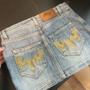 Jeans kjol - Säljer en jeans kjol som jag inte vet vart jag fått den ifrån, inget fel på den för liten för mig bara. Storlek 36🤍