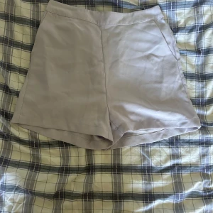 Lila shorts från Nelly  - Shorts knappt använda högmidjade men man kan dra ned de  Köparen står för frakt och pris kan diskuteras💕💕
