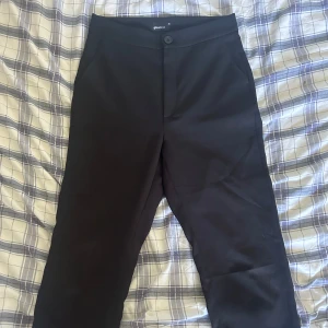 Tre kvarts kostymbyxor i ny skick - Ny skick i kostymbyxor  Pris kan diskuteras och köparen står för frakt💕