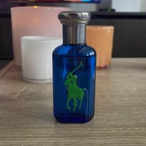 Parfym Ralph Lauren - Parfym Ralph Lauren Knappt använd som ni kan se på bilden. Lukten är fräsch och funkar väldigt bra som vardaglig parfym. 50ml Nypris 260kr
