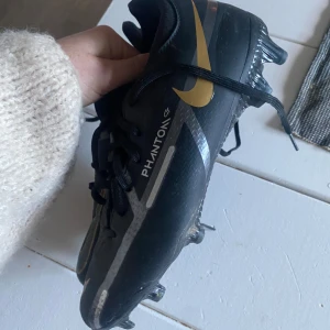 Nike fotbollsskor - Nike phantom med hög strumpa. Nypris ca 900kr, endast använda ett få antal gånger.