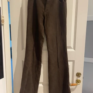 Kostymbyxor bruna - Bruna kostymbyxor i mocka imitation från VERO MODA🤎🤎 i storlek 38. Passar S-M.