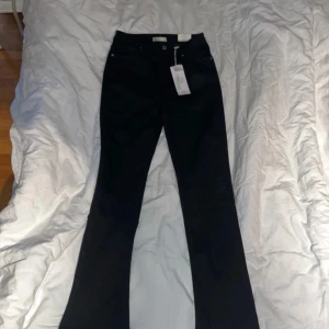 Svarta Bootcut petite jeans  - Helt oanvända svarta bootcut jeans.  Sitter skit snyggt på modell bilder jag kollat på men har hunnit växa ur dem innan jag ens använt dem…  Säljer dom för 300kr då de aldrig är använda o kostar 500 ordinarie pris. 