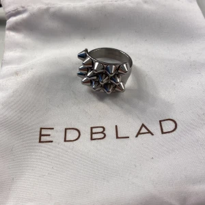 Edblad ring i silver  - Säljer min Edblad ring, Storlek; 18,5mm/L. Säljer då jag inte längre andvänder silver 🥰😝 Priset går att diskutera
