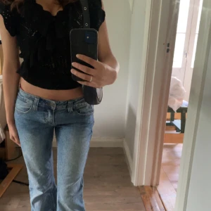 Lågmidjade bootcut jeans - Ett par ursnygga lågmidjade jeans ifrån j.galt i bootcut modell!❤️ Innerbenslängden: ca 80cm Midjemått: ca 37-39 cm