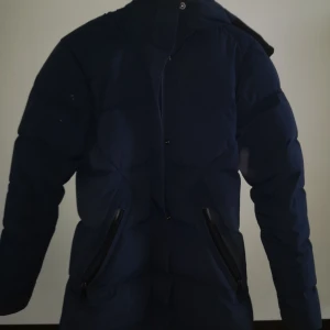 Sail racing vinter jacka  - Säljer min sail racing vinter jacka i blå färg. Den är i fint skick och har inga skador. Väldigt varm. 