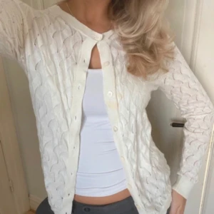 Kofta  - Jättefin hålstickad vit kofta från GANT. Storlek M, säljer då den inte längre kommer till stor användning. 