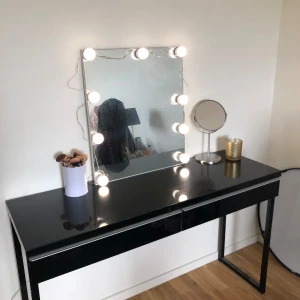 Sminkbord - Hej, jag säljer mitt sminkbord för 700 kr, pris kan diskuteras.  Lite små repor här och där men den är i jätte bra skick  Hämtas i Hagsätra. 