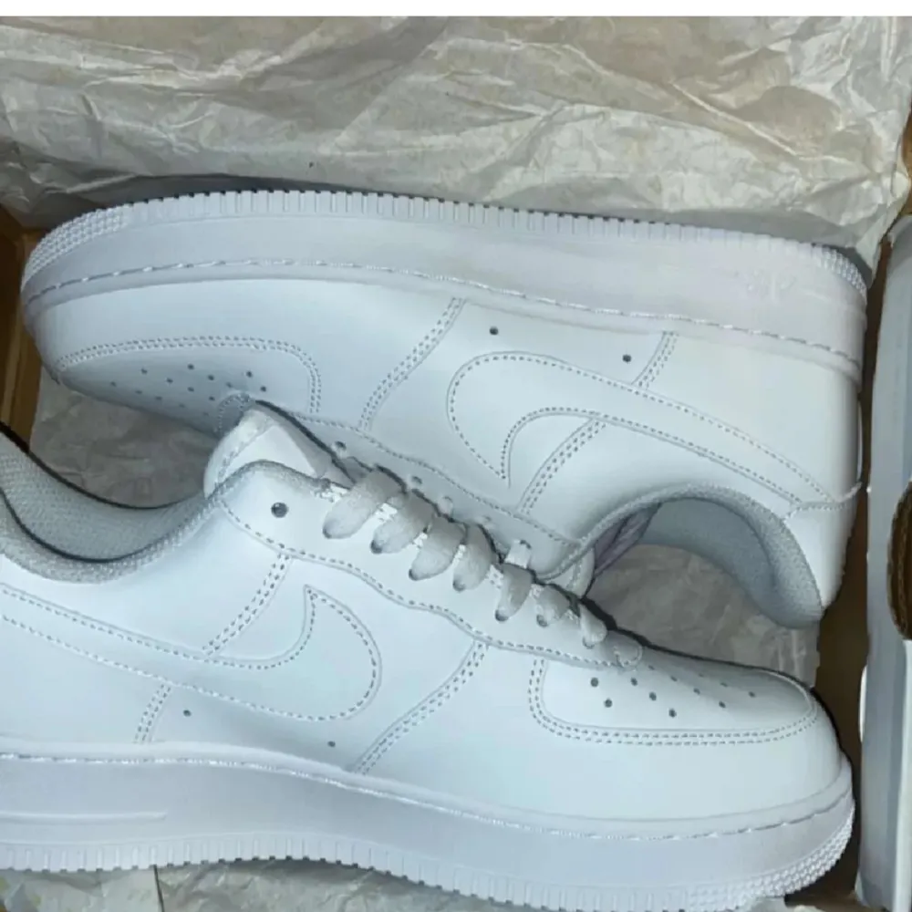 Tja nu så säljer jag mina sprillans nya airforces 1 för ett schysst pris, skorna har endast testats inomhus och har ej spår av användning. Hör av er för fler frågor . Skor.