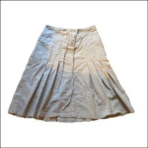 Låg midi linnekjol med knappar och knytning - Lågmidjad vintage linnekjol köpt secondhand, storlek S. Möts på söder eller fraktar mot fraktkostnad! 