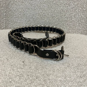 Bälte - Svart läder med silver ringar. Köpt på second hand men aldrig använt, pga för stort 💕 Skriv för fler bilder. Pris kan diskuteras ✉️