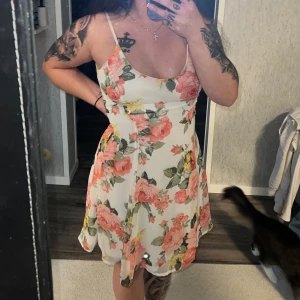 Klänning  - Blommig klänning i storlek S, mycket bra skick aldrig använd förutom för att ta bilder hit. Köpt i finsk butik därav vet jag ej märket på klänningen. Super fin men säljer då den inte direkt passar mig stilmässigt.