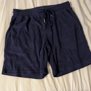 Frotté shorts  - Samma här ett par snygga frotté shorts från S&T studios använda några fler gånger en den vita men det märks ej på dem. Är perfekt nu till sommaren  Nypris ca 700 tror jag  Mitt pris 225
