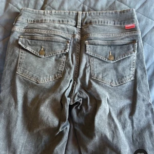 Lågmidjade jeans  - Dessa jeans är i bra skick och har inte kommit mycket till användning. Säljer dock dem är för stora vid midjan. Dem är i storlek 42 men dem kan också passa storlek 40.