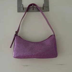 Glitterväska - Denna fina väska har aldrig kommit till användning så nu säljer jag den. Köptes på asos om jag minns rätt.