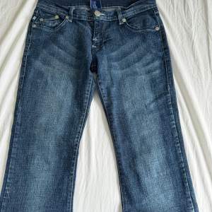 Jättefina Victoria Beckham jeans som tyvärr var för stora för mig💓 Midjemått: 38cm  Innerbenslängd: 73cm Frakt tillkommer!