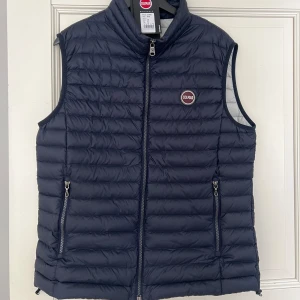 Colmar Väst Navy Blue - Använd fåtal gånger, som ny!  Köpt för ca 2 månader sedan men har inte användning för den. Skick: 9/10!
