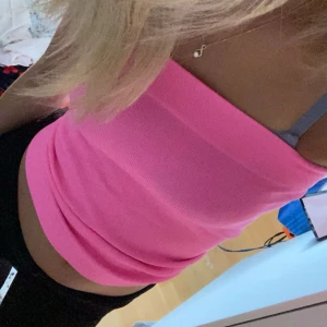 Skrikrosa Kjol/Topp💕🌸 - Skrikrosa Kjol/Topp ( Går att ha som båda, men tror den är menad att vara en kjol) I ett väldigt stretchigt material som är ribbat! Storlek S. Säljer pga felköp.. Aldrig använd