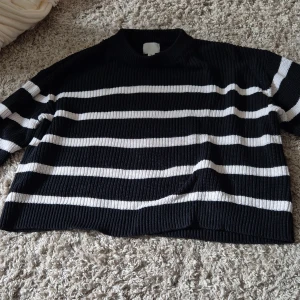 Randing långtröja  - En mysig långtröja från HM med vita ränder Fint skick och är använd få gånger