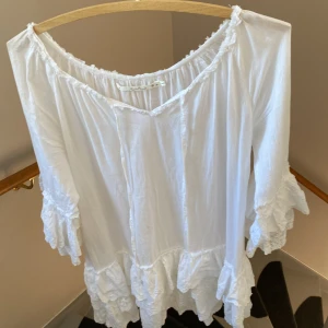 Vit somrig klänning - Storlek 34 klänningen sitter lite lös så skulle passat dig som har s-m skulle jag säga  använd 1 gång pris kan diskuteras orginalpris 600