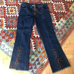 Bootcut jeans, 40/42 - Nice jeans! Bara inte min stil.  Storlek saknas men sitter bra på mig som är en 40/42.  Midjemått 86 men lite justerbart i och med snörningen som ”knäpper” byxan
