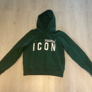 Dsquared2 - Säljer denna dsquared2 hoodien i storlek S, men passar för dig som även brukar ha M. Tröjan är knappt använd och har inga defekter eller skador. Nypriset ligger på 4400kr och färgen finns inte att hitta längre. DM för fler bilder eller äkthetsbevis!!