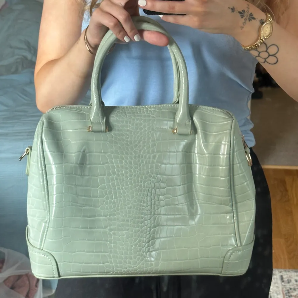Jättefin mintgrön handväska med guldiga detaljer! Förlängt axelband finns🤍 Från märket Usha som inte verkar säljas längre, köpt på Zalando. Väskor.