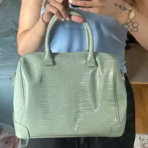 Jättefin mintgrön handväska med guldiga detaljer! Förlängt axelband finns🤍 Från märket Usha som inte verkar säljas längre, köpt på Zalando