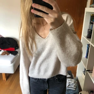 Stickad tröja - Detta är verkligen den mysigaste tröjan att bara slänga över sig under en kylig sommarkväll🩷🩷🩷perfekt beige färg och lagom stor urringning för att inte dölja en fin sommarklänning under
