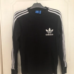 Adidas tröja svart - Använd men är bra omhändertagen och är i bra skick. Nypris 669 kr