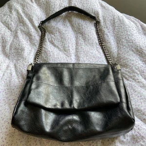 Zara väska - Jättefin och praktisk handväska från zara. Väskan är använd men inte särskilt sliten💕