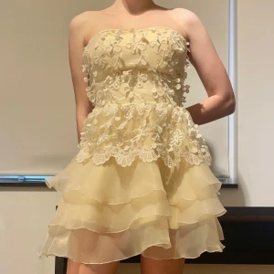 Klänning  - Klänning med spetsdetalj :)