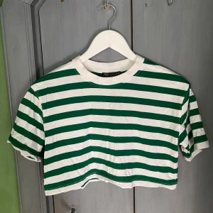 Croppad T-shirt - Croppad T-shirt från Zara i storlek S