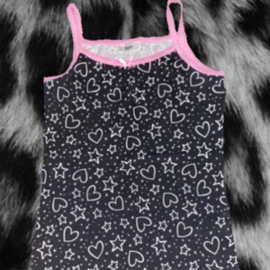 Pyjamas linne  - Ett linne som aldrig kommer till användning längre och har inte använts så mycket heller. Bra kvalite och inga skador. 