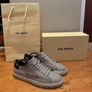 Arigato sneakers - Arigato sneakers ”Paradise” Skick: 7/10 använda men i bra skick Storlek 43