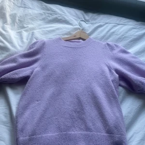 Vero Moda stickad topp - Säljer denna kortärmade stickade toppen med puff ärmar från Veromoda. Endast använd 2 gånger. Storlek xs. 