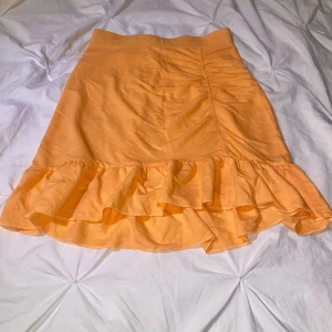 Kjol - Kjol från Gina tricot, använd några gånger och den har inga defekter. Säljer på grund av att den är för liten